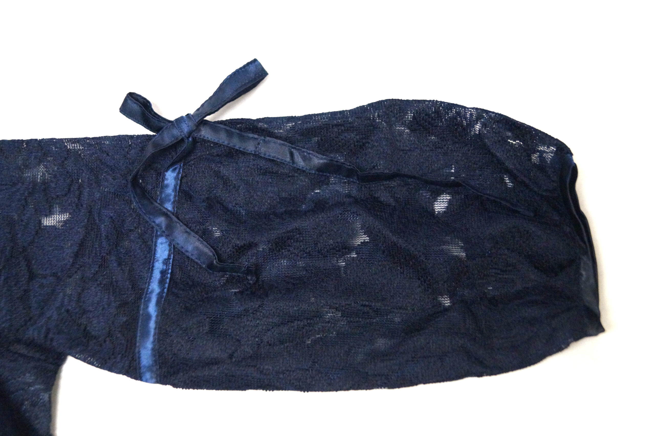 Granatowa koronkowa sukienka z podszewką - obrazek 4