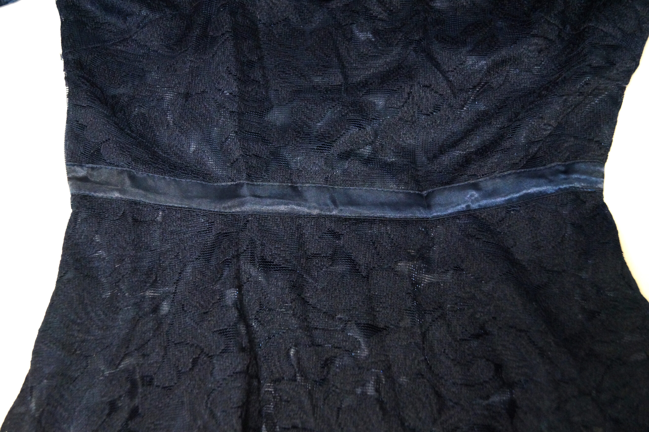 Granatowa koronkowa sukienka z podszewką - obrazek 5