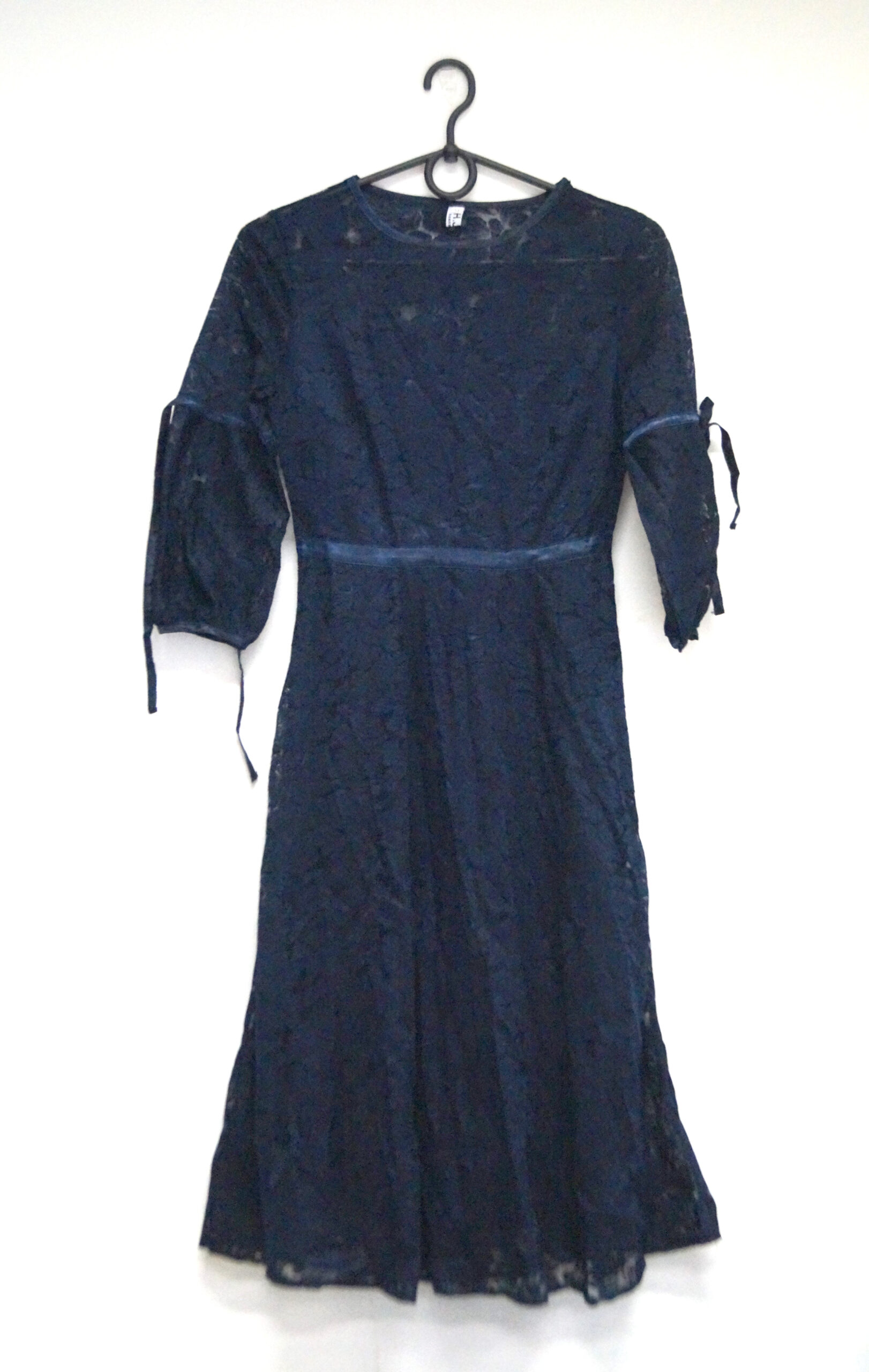 Granatowa koronkowa sukienka z podszewką