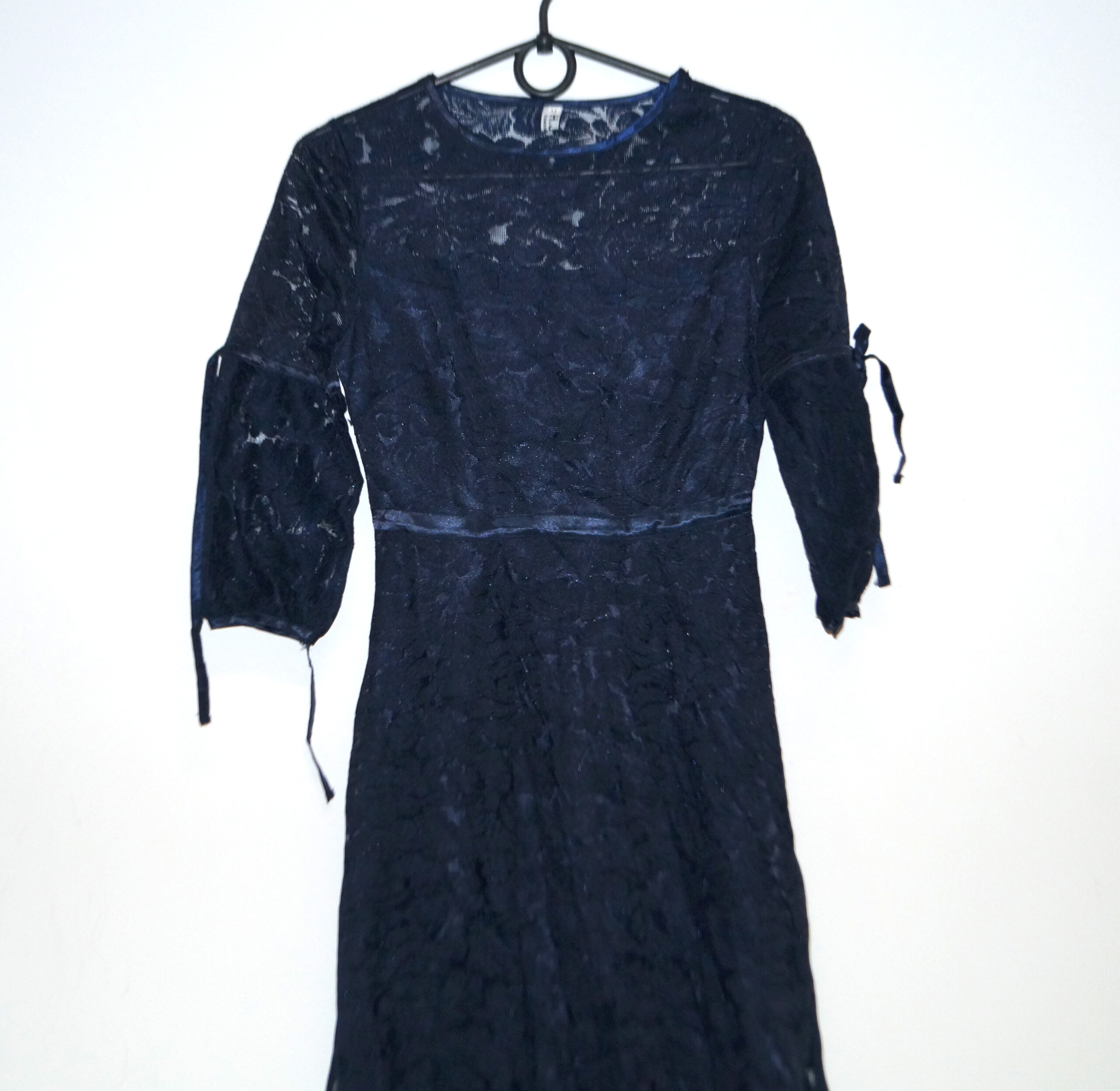 Granatowa koronkowa sukienka z podszewką - obrazek 2