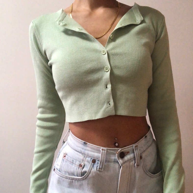 Damski krótki dzianinowy sweter na guziki - obrazek 2