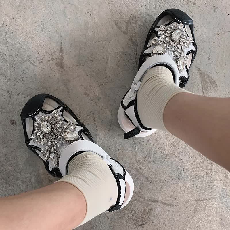 Diamentowe sandały damskie na płaskim obcasie - obrazek 2