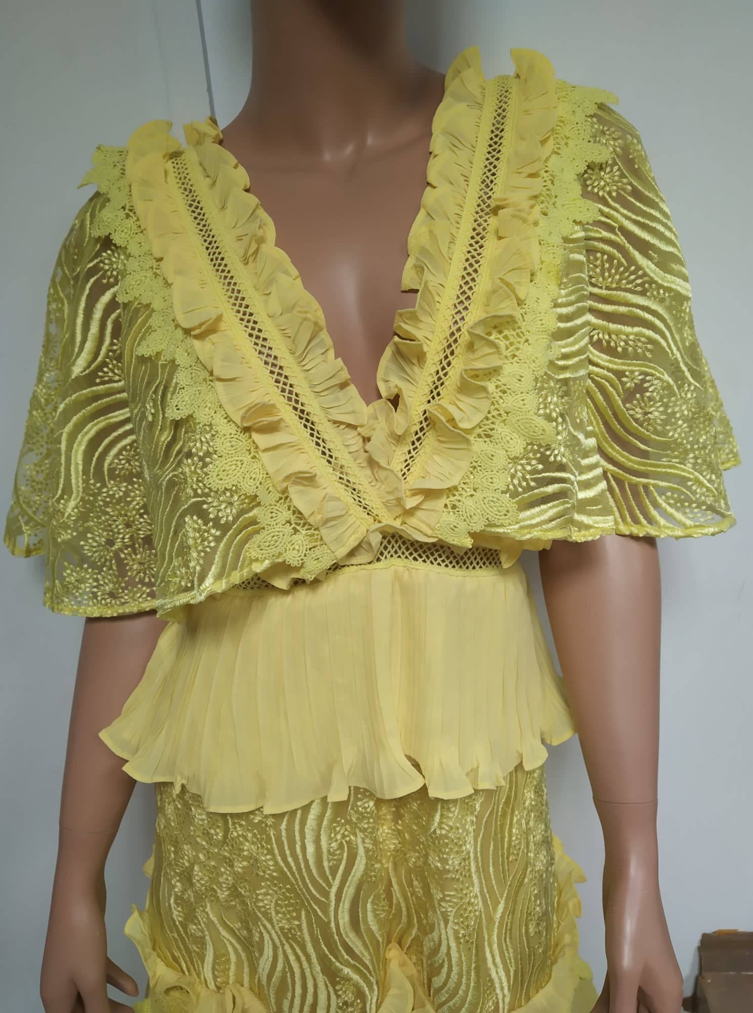 Damska sukienka z falbanami - obrazek 2