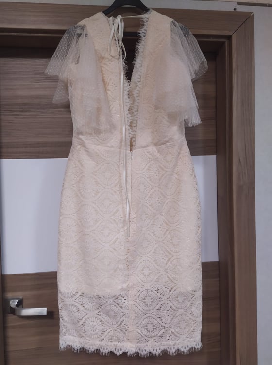 Damska sukienka w koronkę - obrazek 2