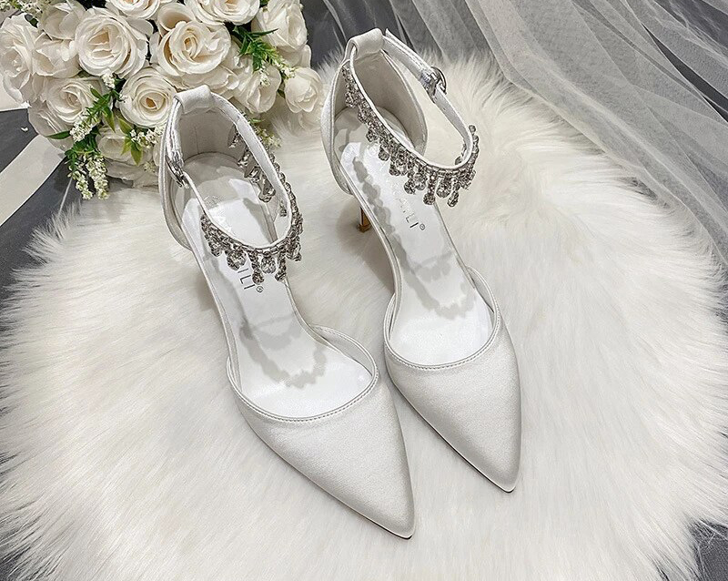 Damskie szpilki z diamentami - obrazek 3