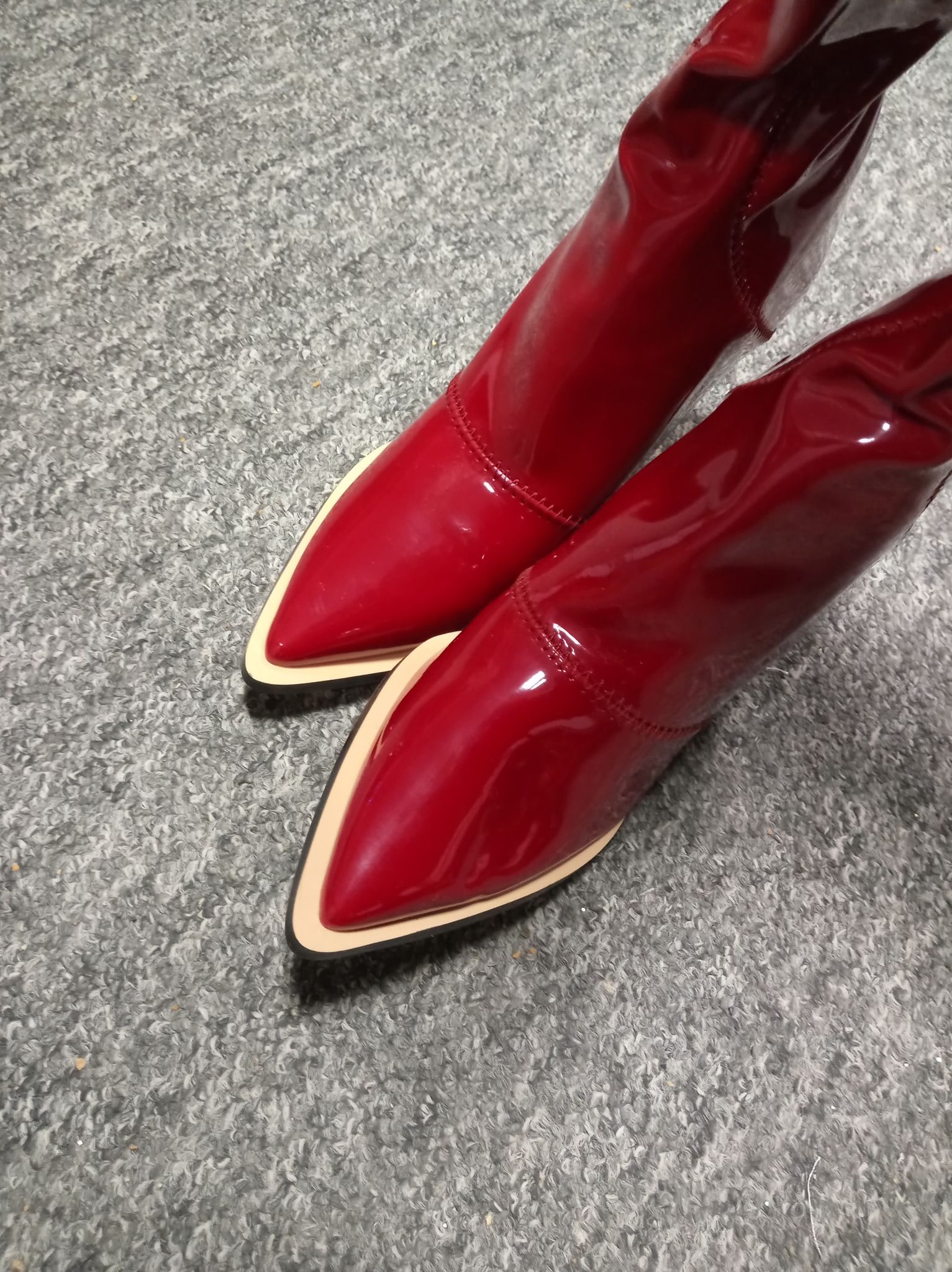 Damskie lakierowane kozaki czerwone - obrazek 4