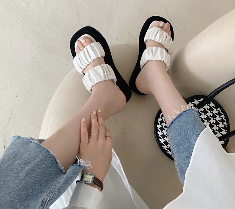 Damskie plisowane klapki białe roz. 39 - obrazek 4