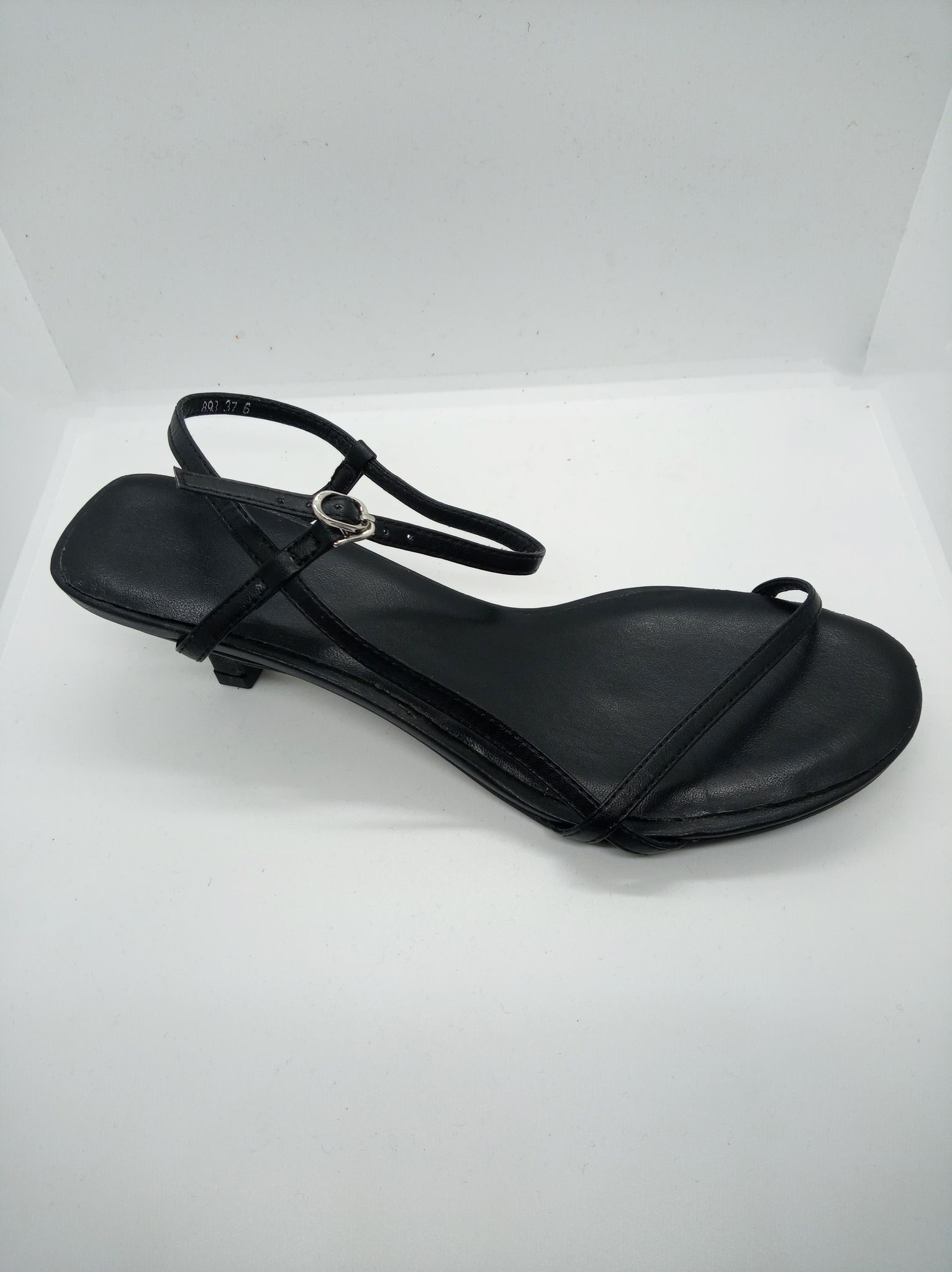 Damskie skórzane sandały na delikatnym obcasie - obrazek 4