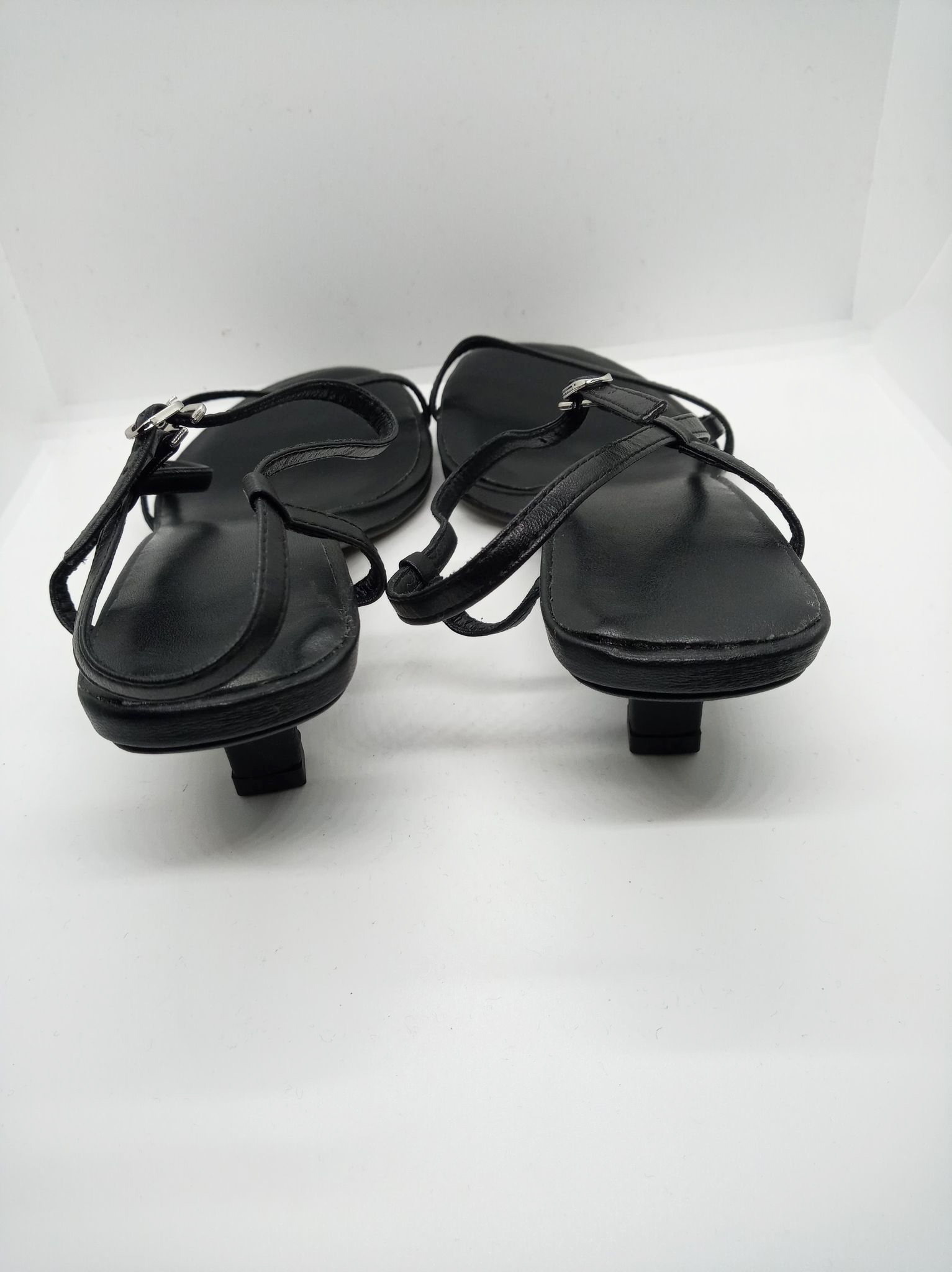 Damskie skórzane sandały na delikatnym obcasie - obrazek 3