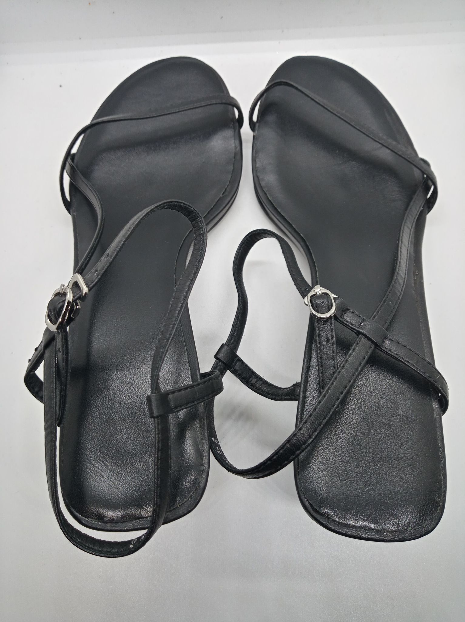 Damskie skórzane sandały na delikatnym obcasie - obrazek 2