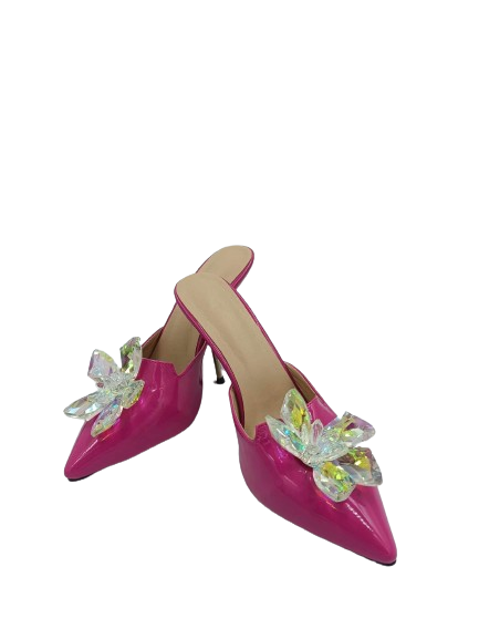 Damskie lakierowane klapki z kryształowym kwiatem - obrazek 2