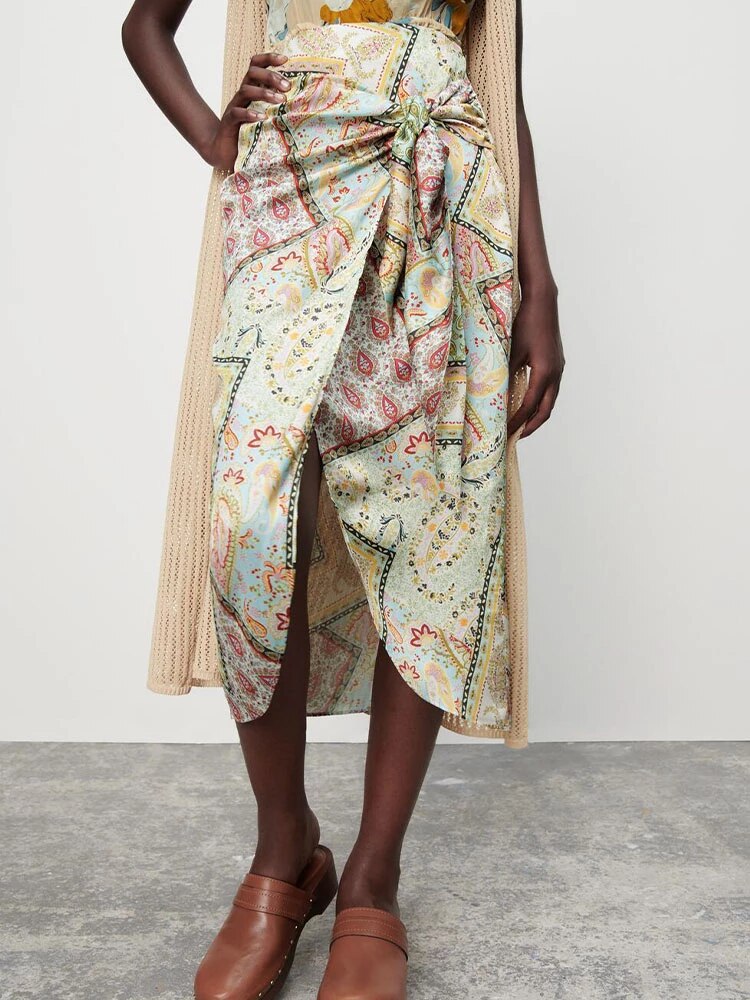 Damska asymetryczna spódnica midl z nadrukiem - obrazek 3