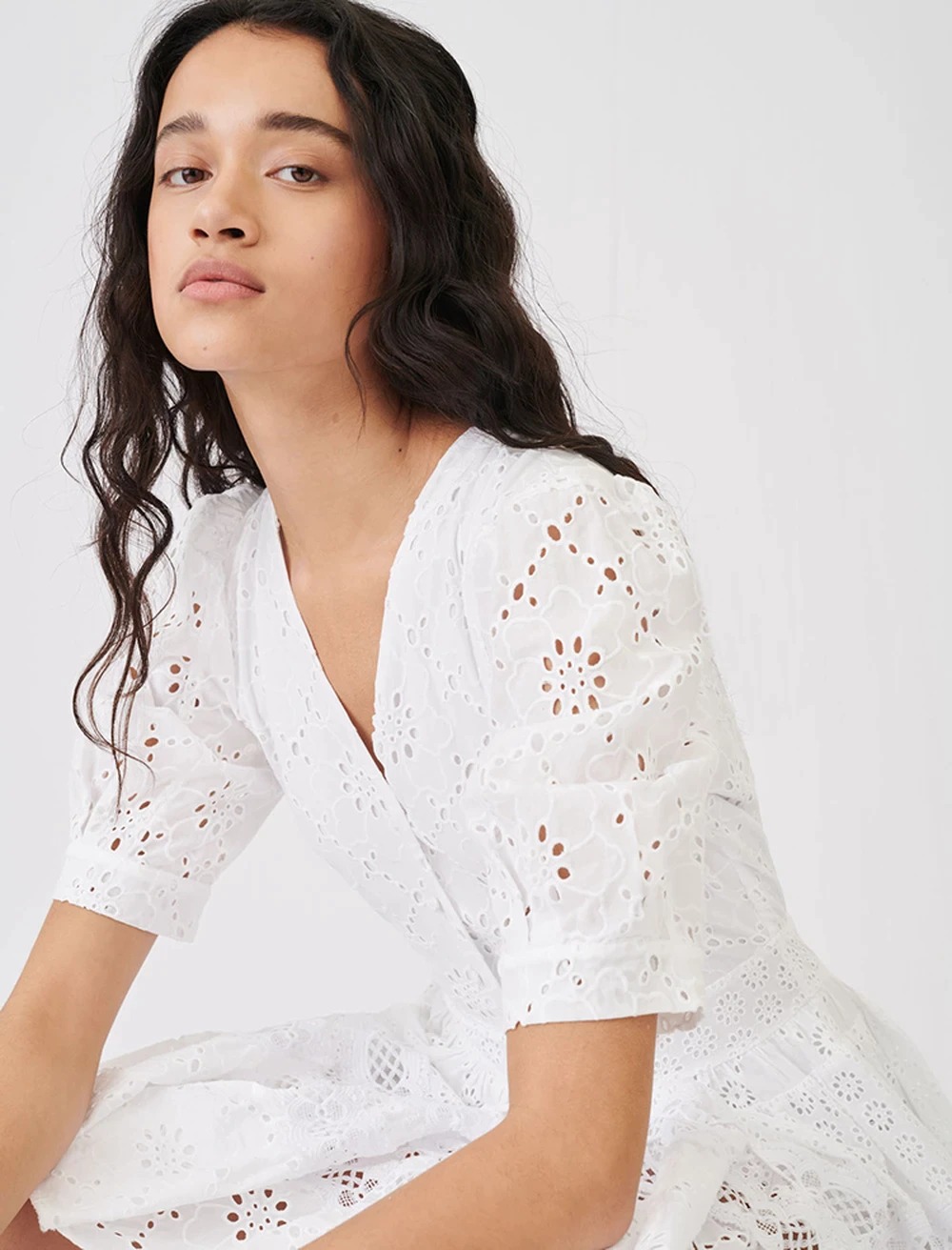 Damska ażurkowa sukienka z krótkim rękawem - obrazek 2