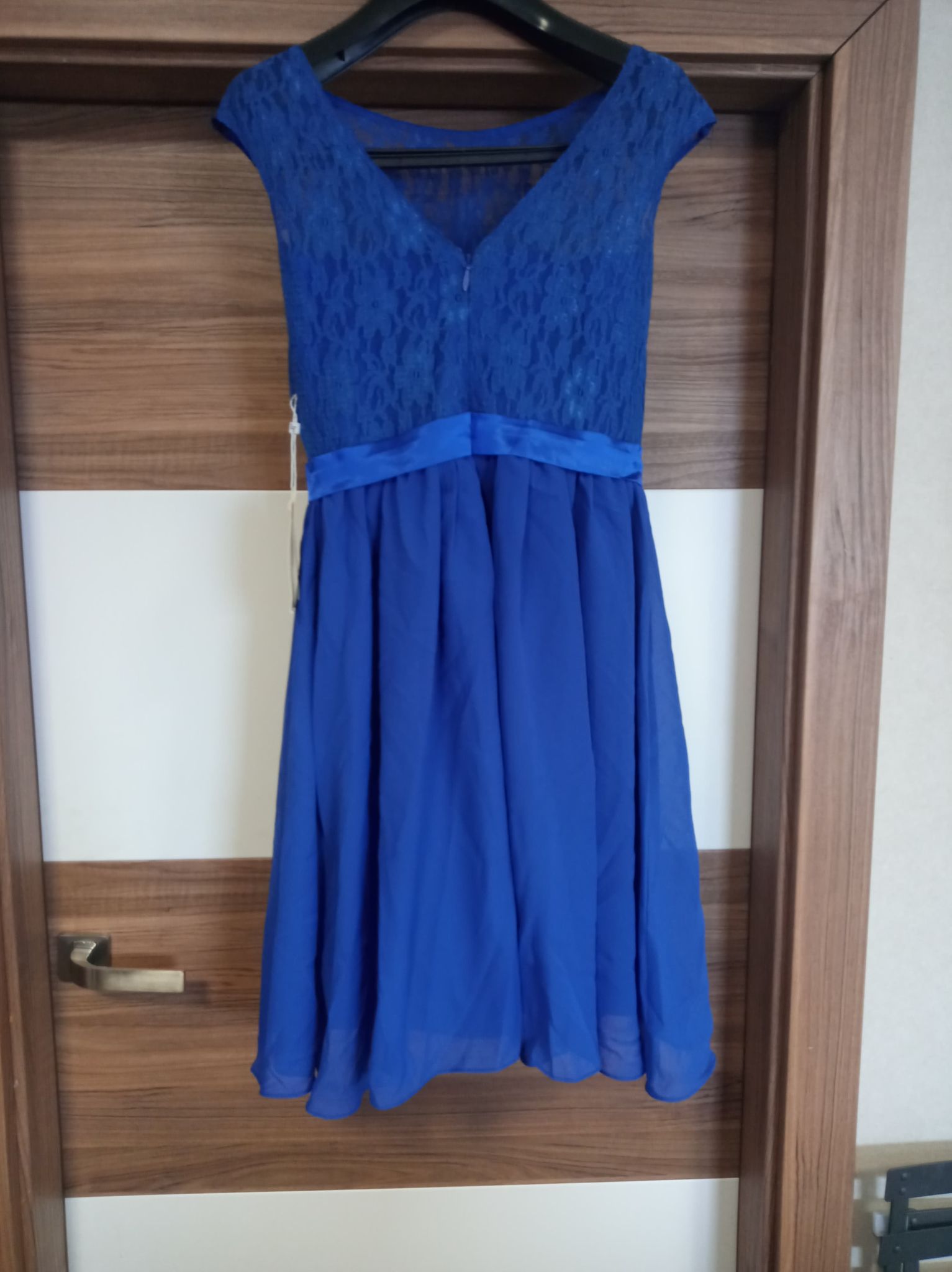 Chabrowa sukienka koronkowa bez rękawów - obrazek 2