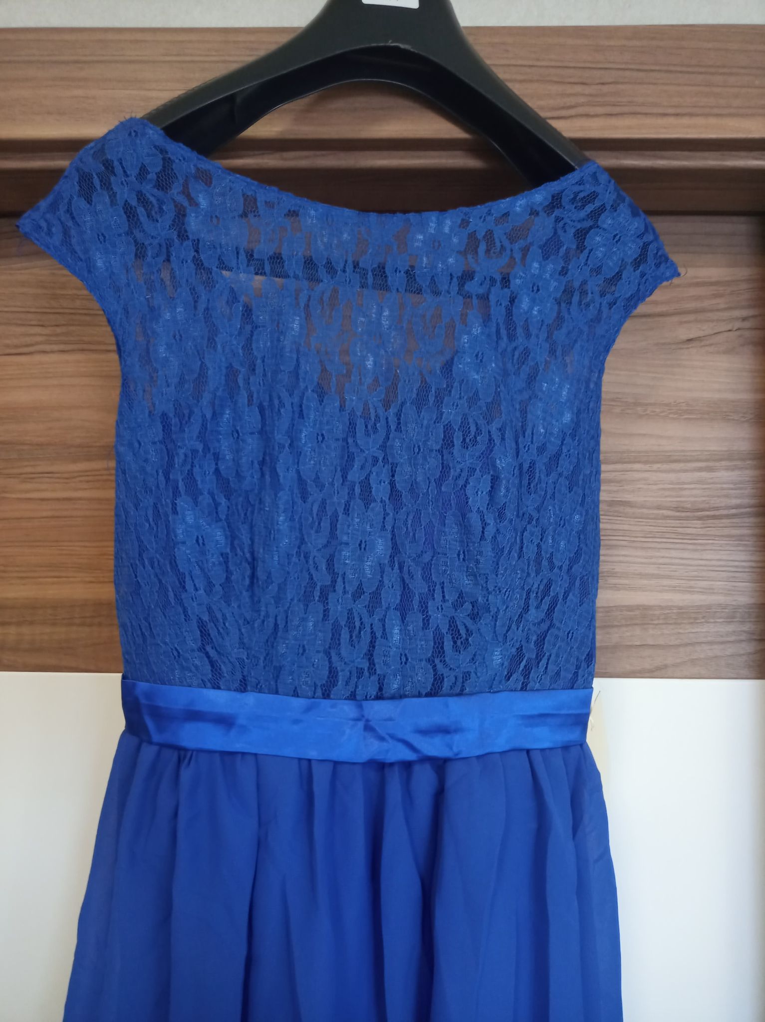 Chabrowa sukienka koronkowa bez rękawów - obrazek 3