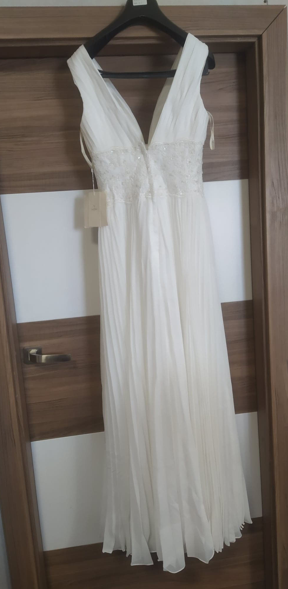 Plisowana suknia maxi ze zdobieniami na talii - obrazek 2