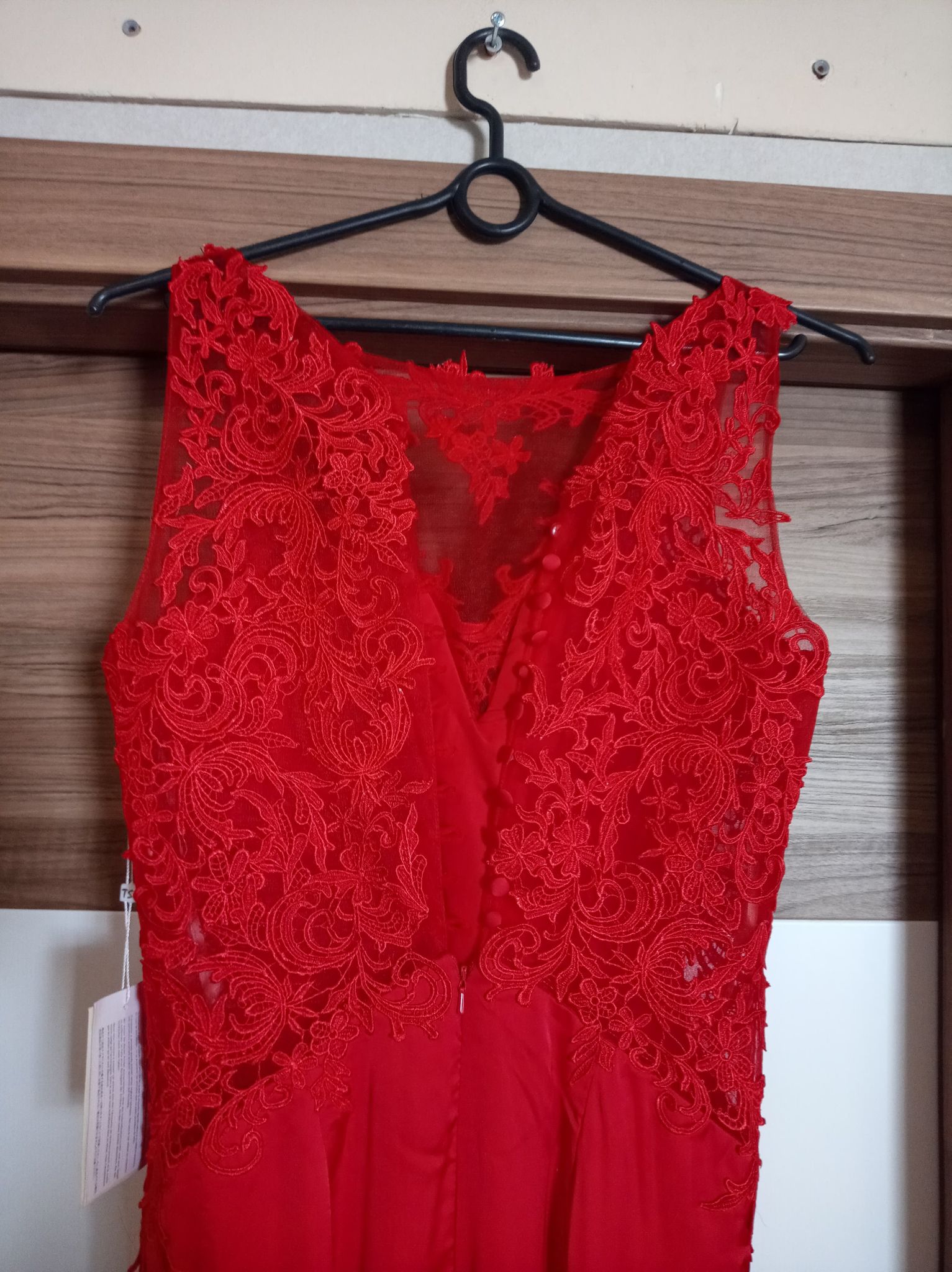 Koronkowa maxi suknia wieczorowa z trenem - obrazek 4