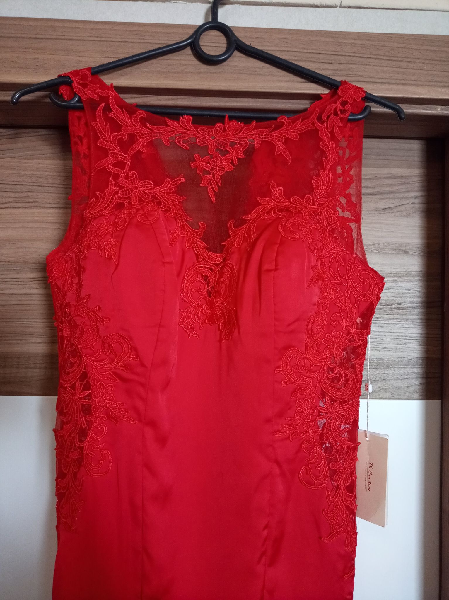 Koronkowa maxi suknia wieczorowa z trenem - obrazek 2