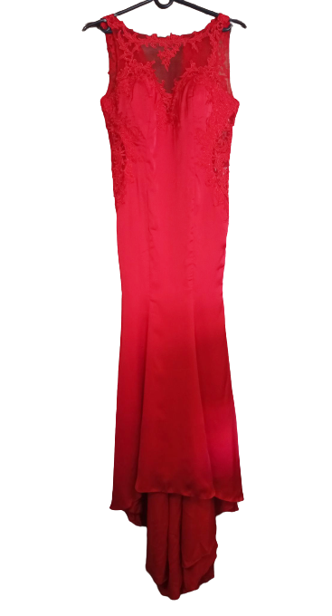 Koronkowa maxi suknia wieczorowa z trenem