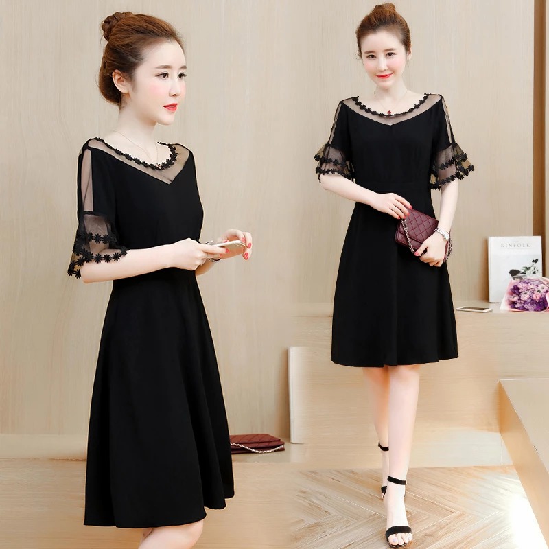 Czarna sukienka z ozdobnym tiulowym rękawem - obrazek 2