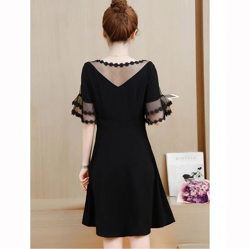 Czarna sukienka z ozdobnym tiulowym rękawem - obrazek 4