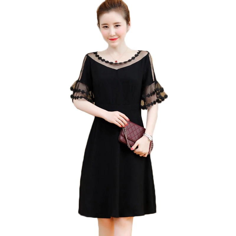 Czarna sukienka z ozdobnym tiulowym rękawem