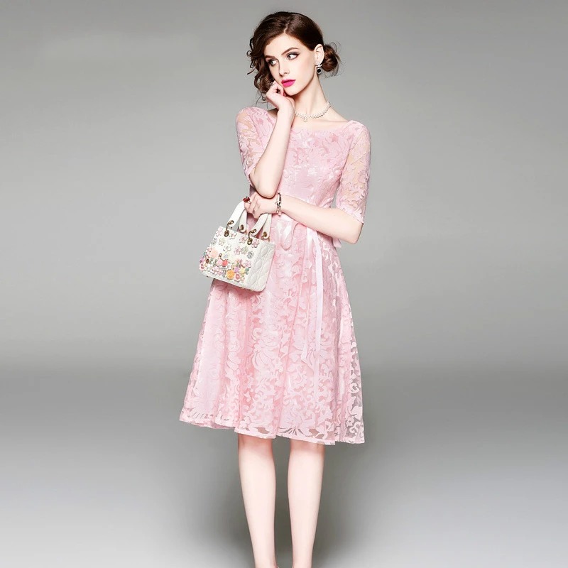 Koronkowa sukienka ze wzorem kwiatowym - obrazek 3