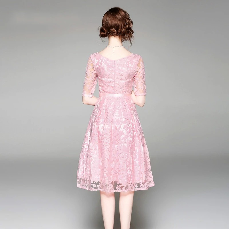 Koronkowa sukienka ze wzorem kwiatowym - obrazek 2