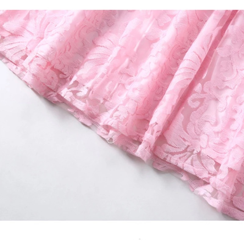 Koronkowa sukienka ze wzorem kwiatowym - obrazek 4