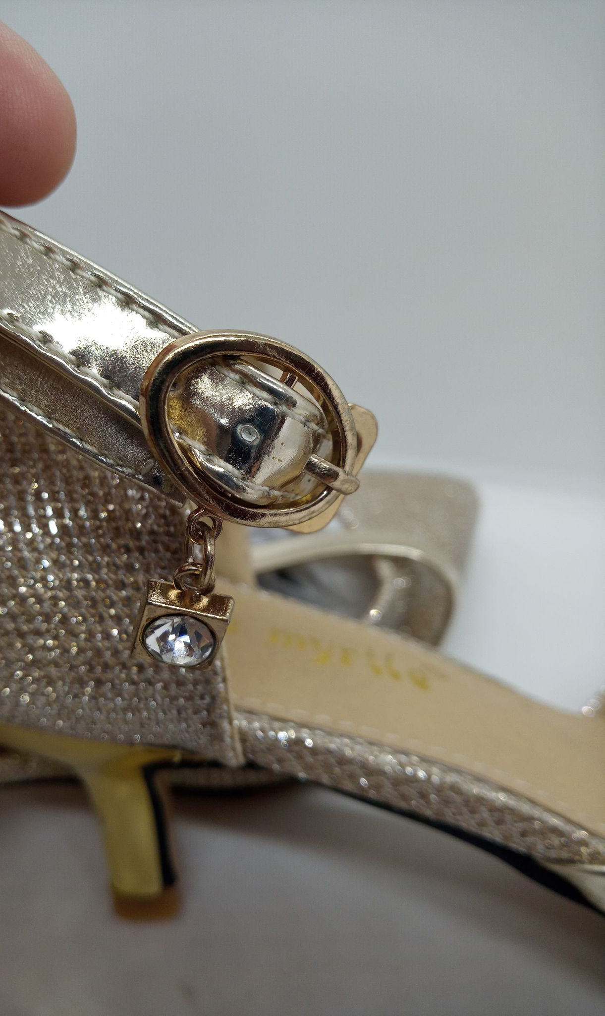 Cekinowe czółenka damskie na niskiej szpilce 23,5cm - obrazek 2