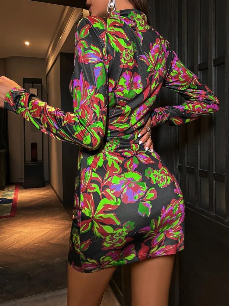 Kwiatowa mini sukienka z długim rękawem - obrazek 4