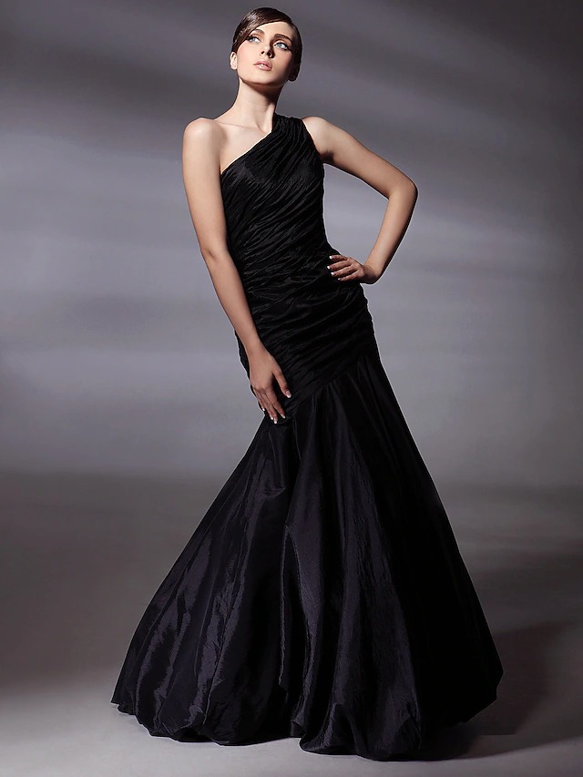 Marszczona suknia syrenka na jedno ramię czarna - obrazek 4