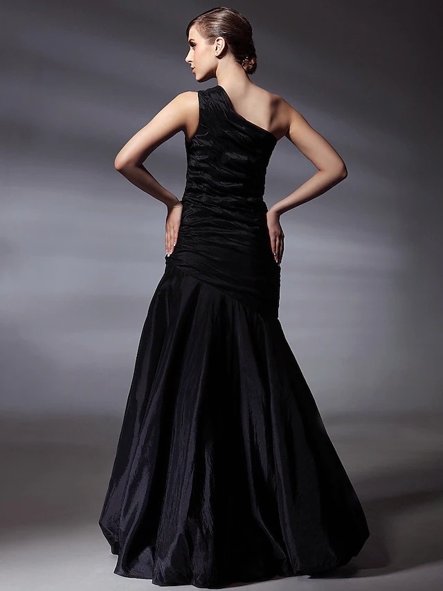 Marszczona suknia syrenka na jedno ramię czarna - obrazek 3