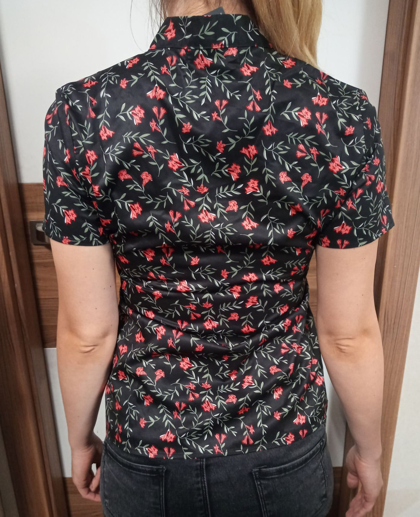 Elegancka bluzka wiązana na szyi z nadrukiem - obrazek 2