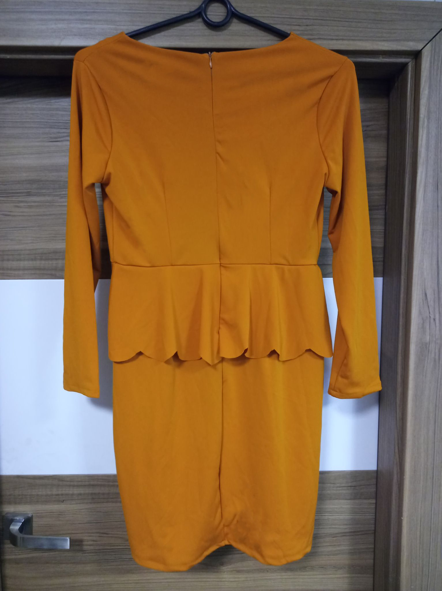 Sukienka Basic z Baskinką pomarańczowa - obrazek 2