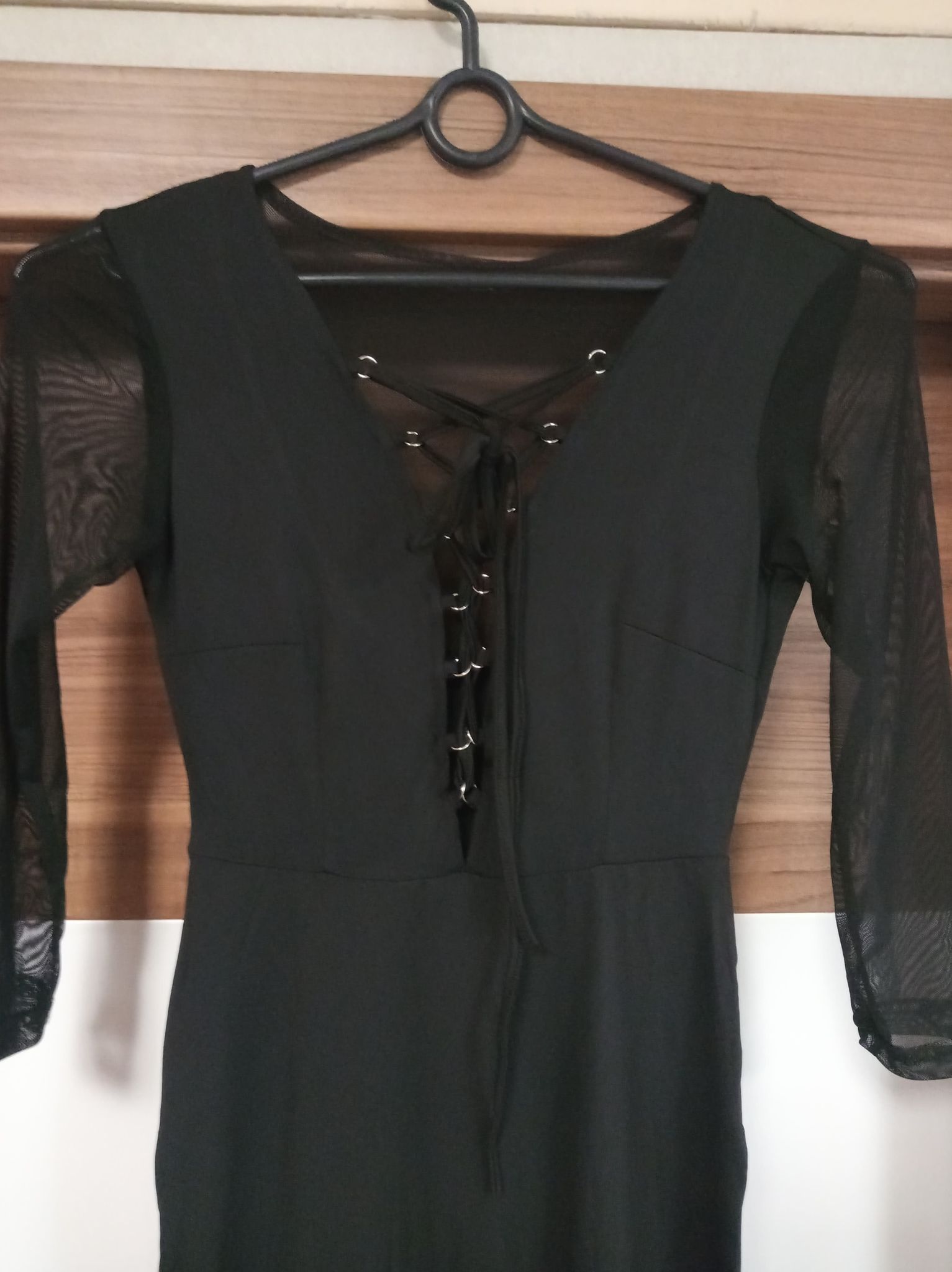 Maxi czarna sukienka z rękawem 3/4 - obrazek 2