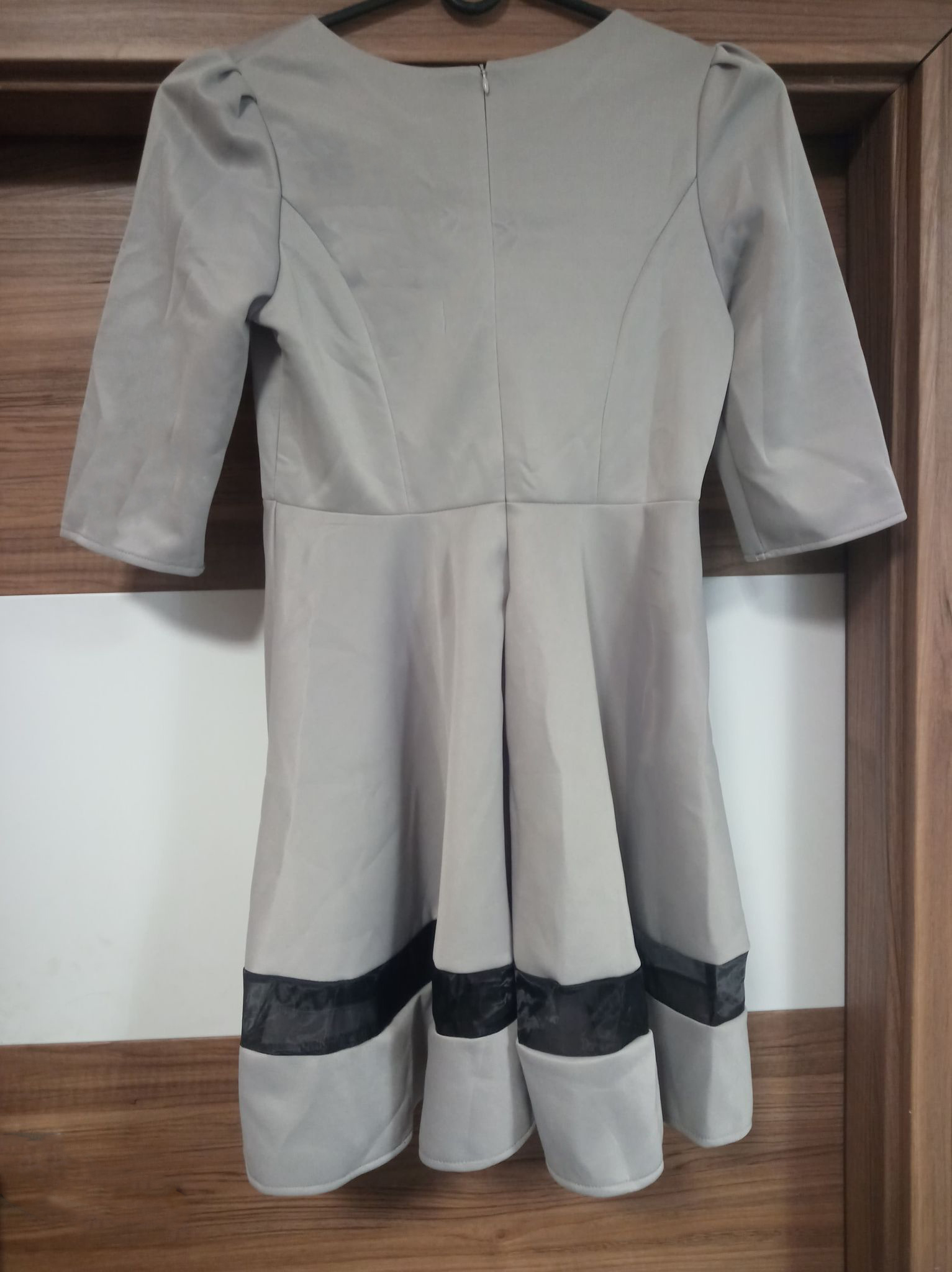 Prosta szara sukienka 3/4 rękaw - obrazek 2