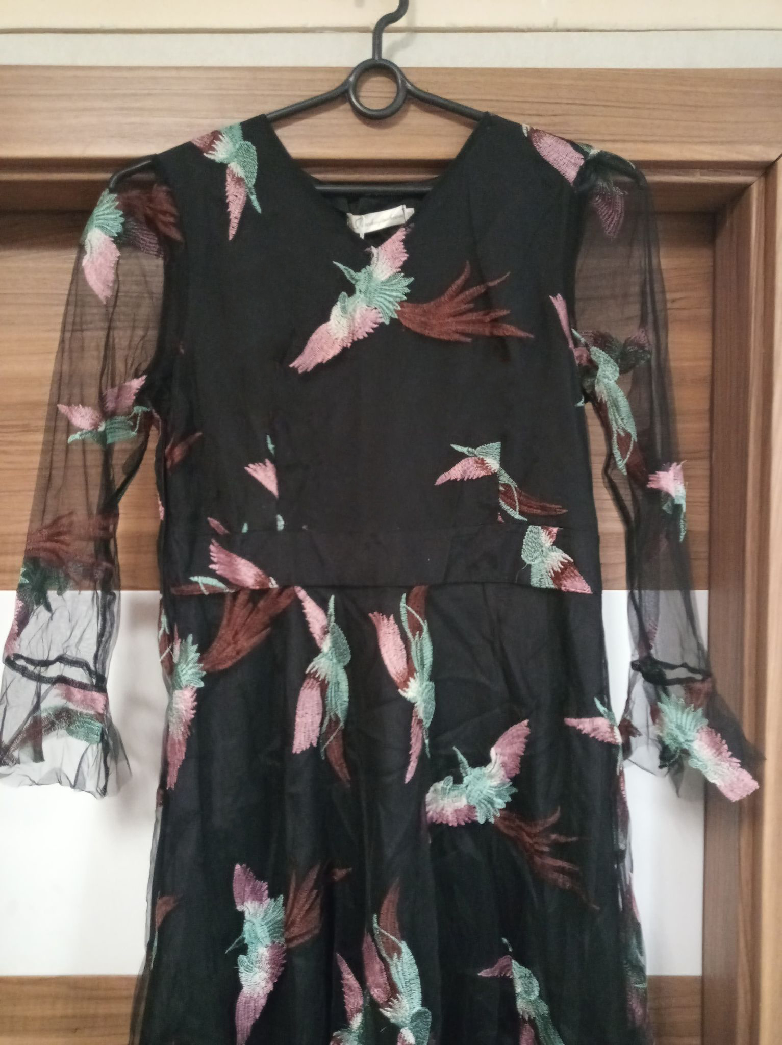 Tiulowa sukienka midl z haftem - obrazek 2