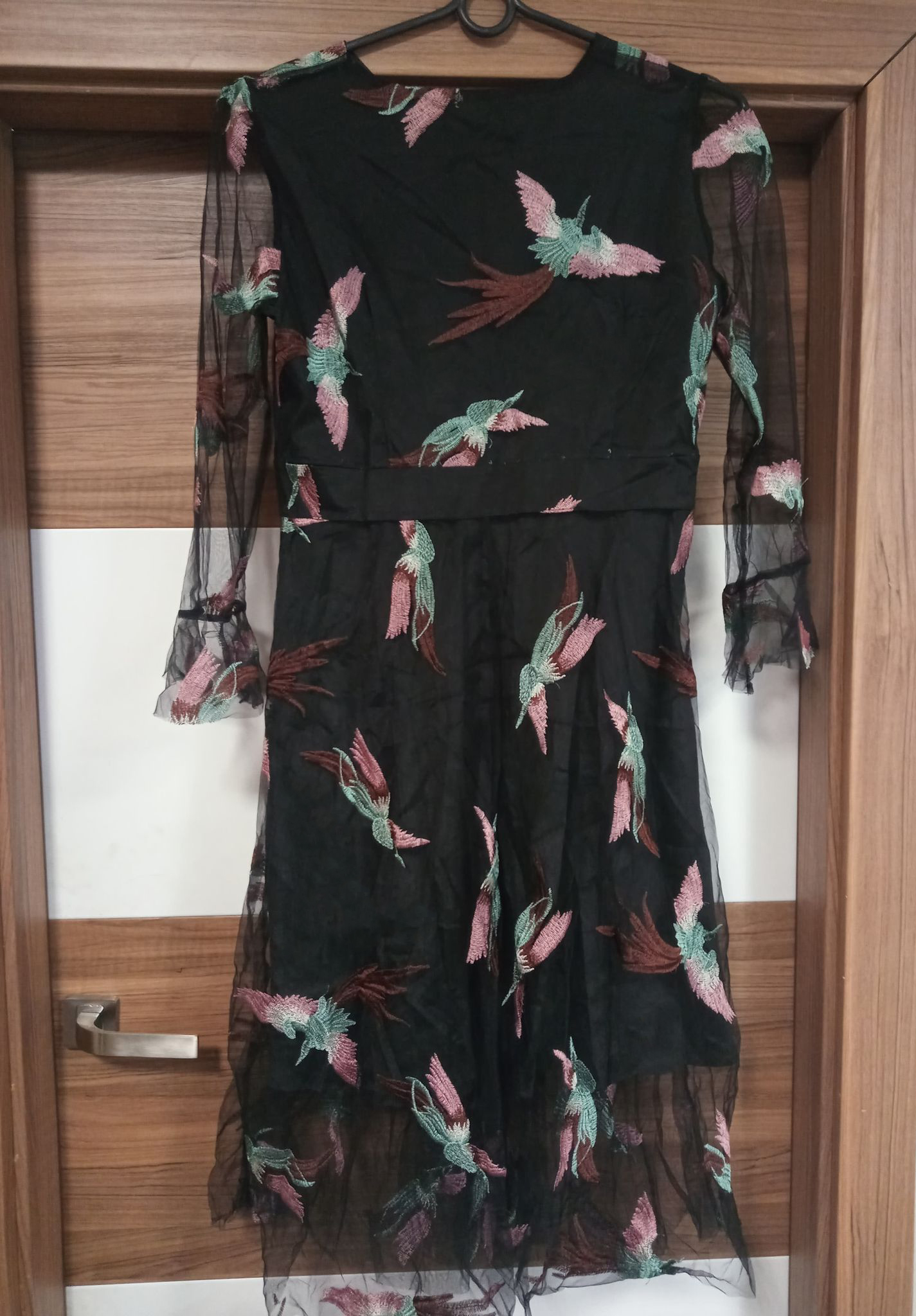 Tiulowa sukienka midl z haftem - obrazek 3