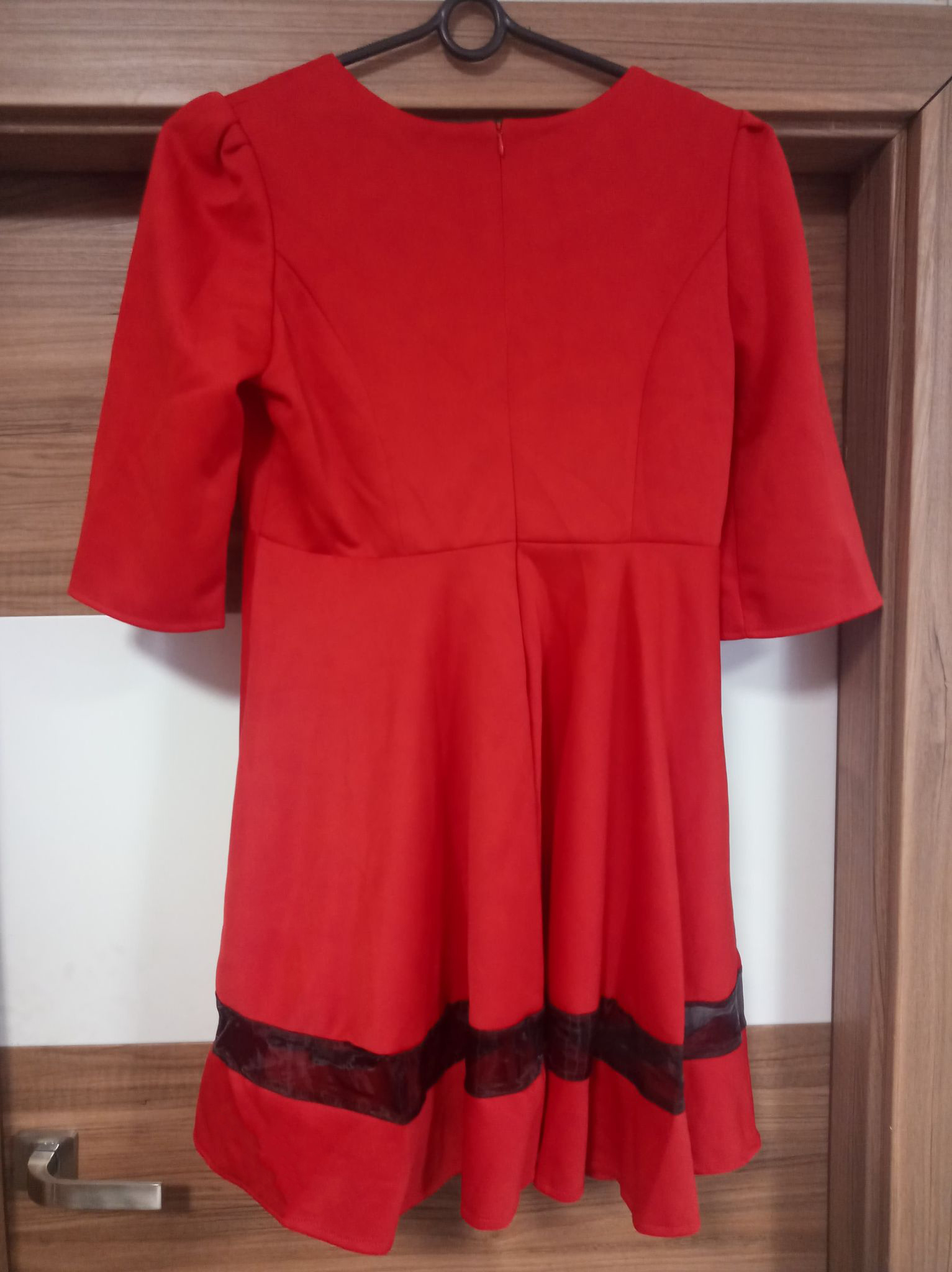 Prosta czerwona sukienka 3/4 rękaw - obrazek 2