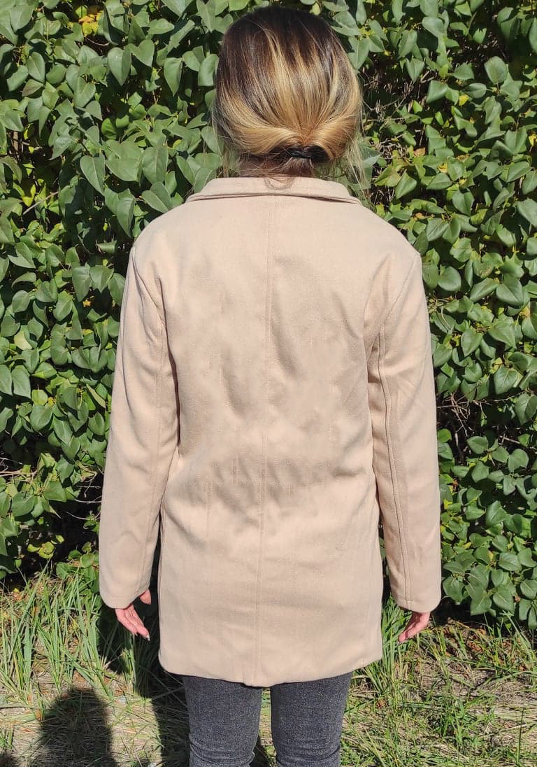 Beżowy płaszcz z kołnierzem - obrazek 2