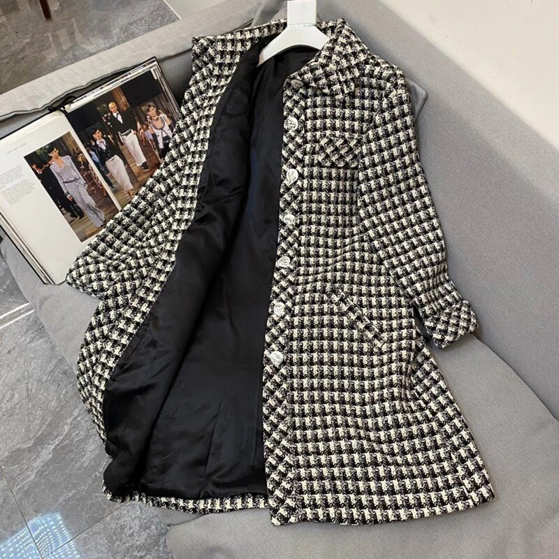 Jednorzędowy damski płaszcz w pepitkę - obrazek 3