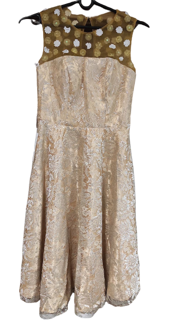 Pozłacana sukienka damska z kwiatami