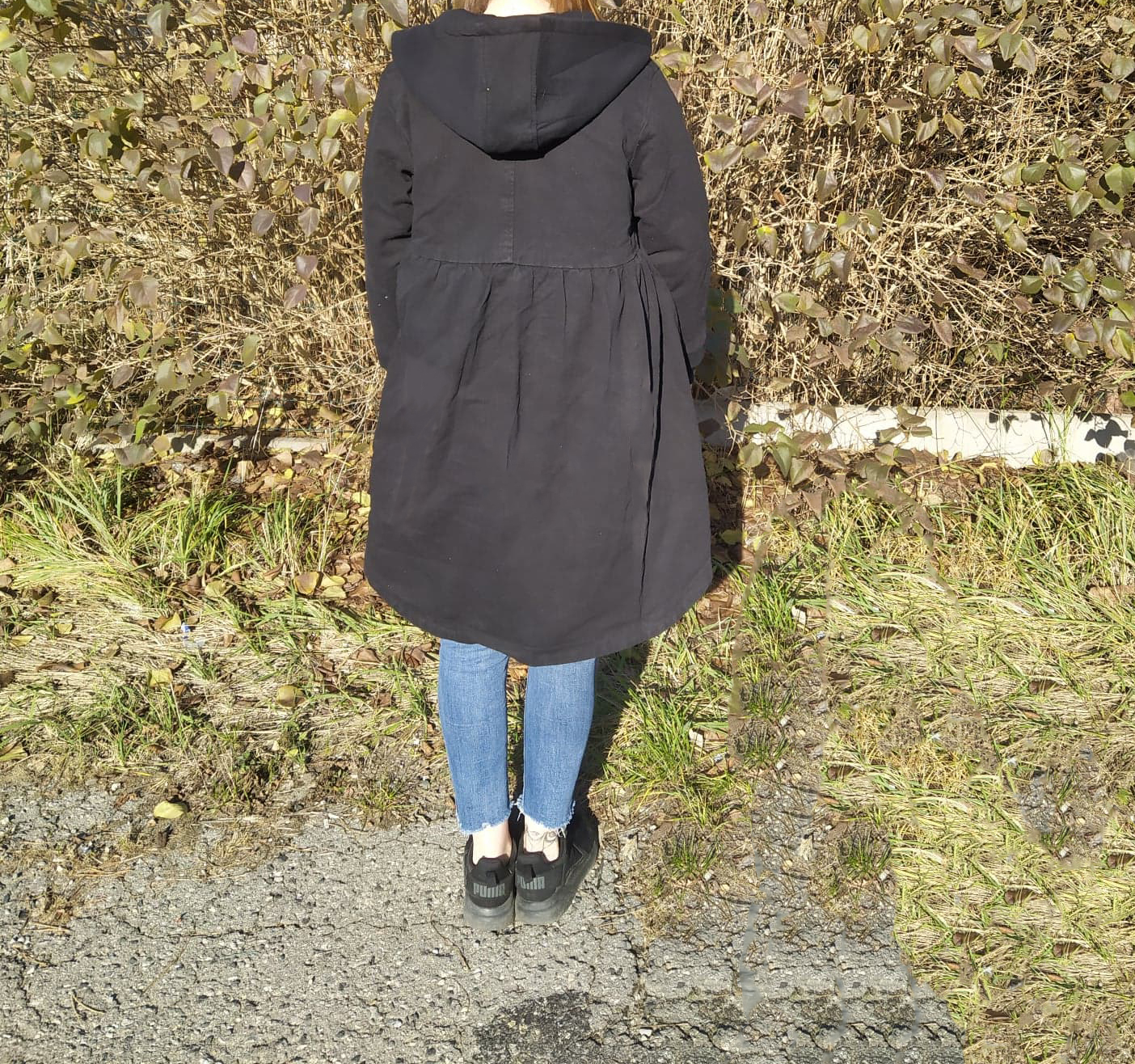 Trapezowy damski płaszcz jeansowy z przetarciami - obrazek 2