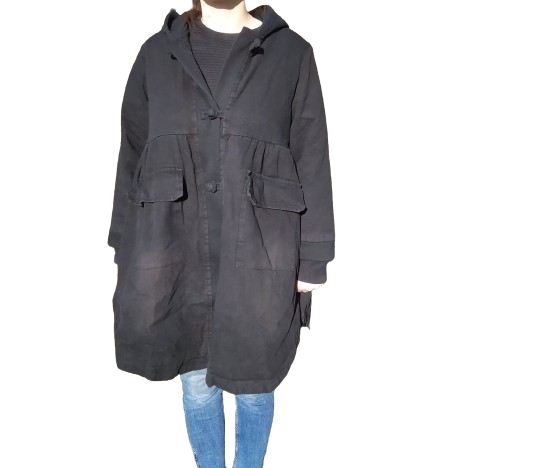 Trapezowy damski płaszcz jeansowy z przetarciami