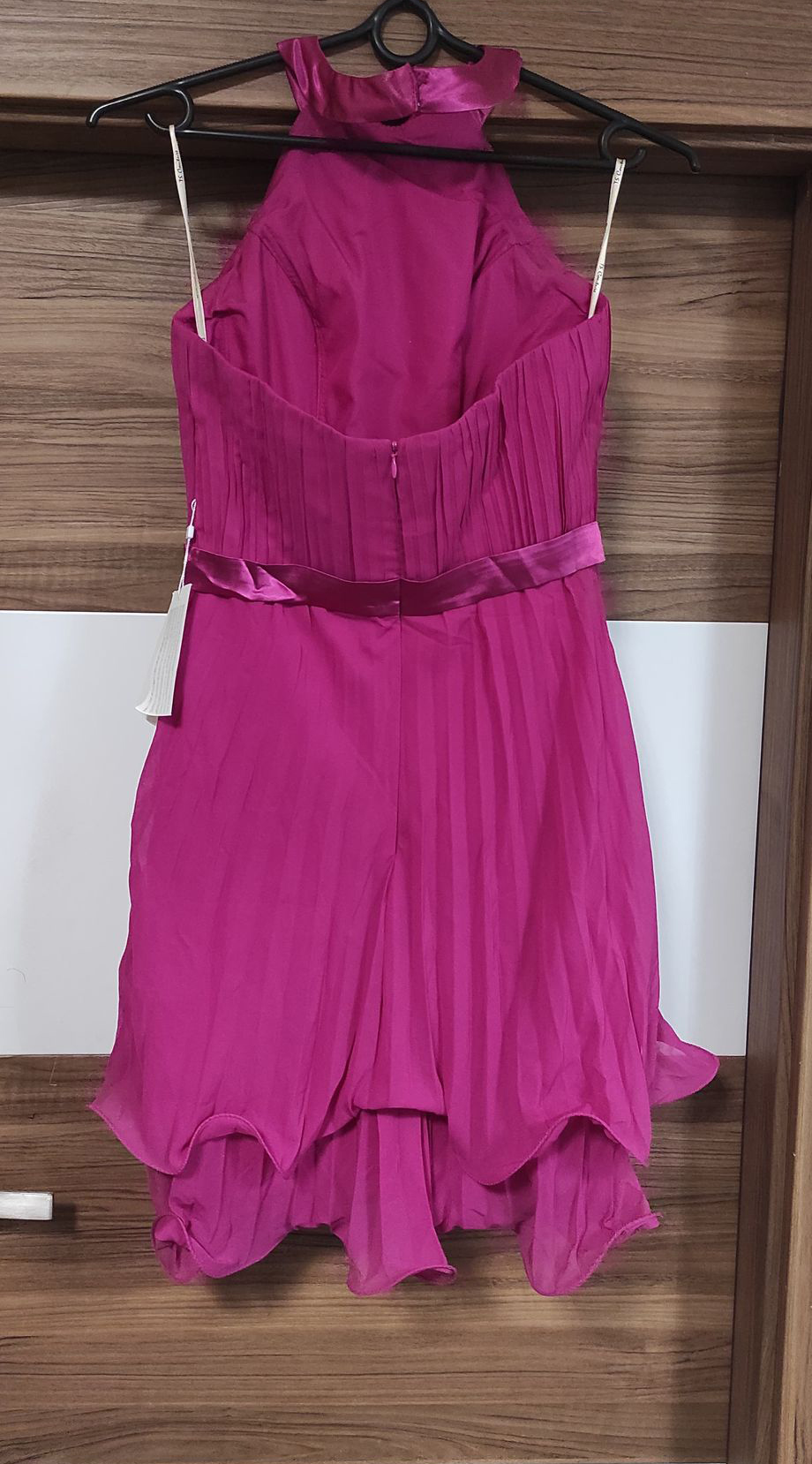 Plisowana sukienka z falbankami w kolorze Fuksji - obrazek 2