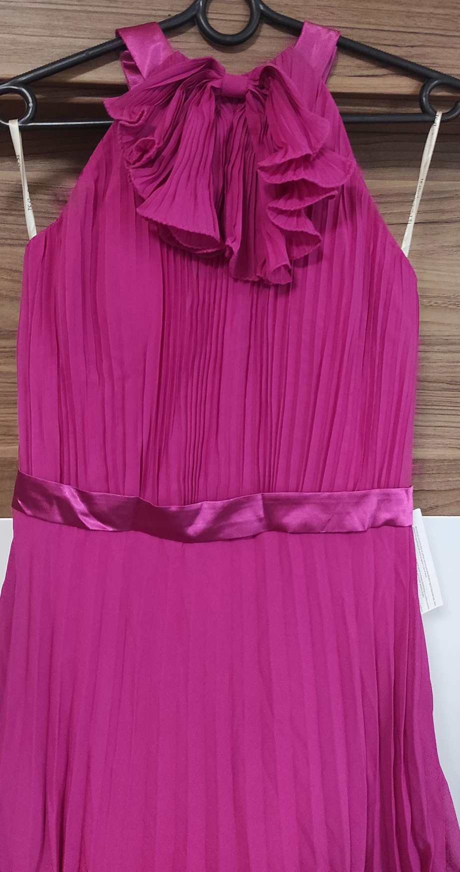 Plisowana sukienka z falbankami w kolorze Fuksji - obrazek 3