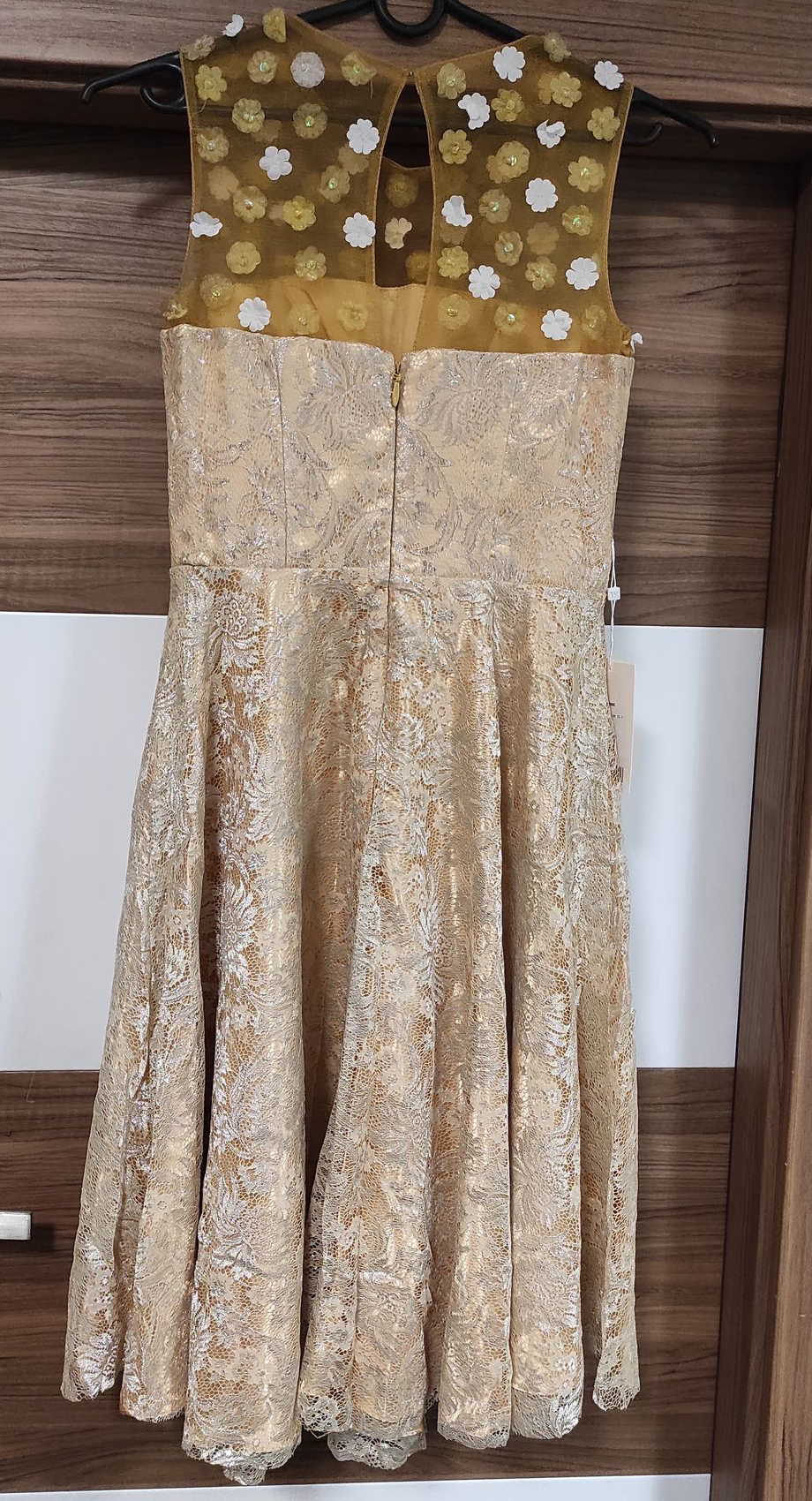 Pozłacana sukienka damska z kwiatami - obrazek 3