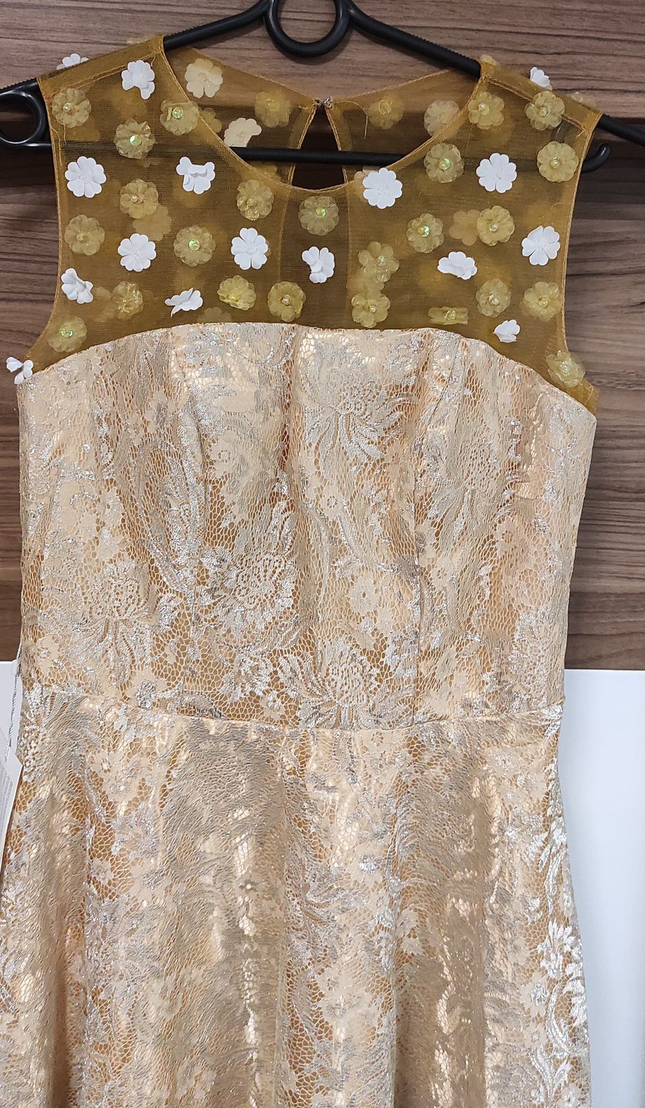 Pozłacana sukienka damska z kwiatami - obrazek 2