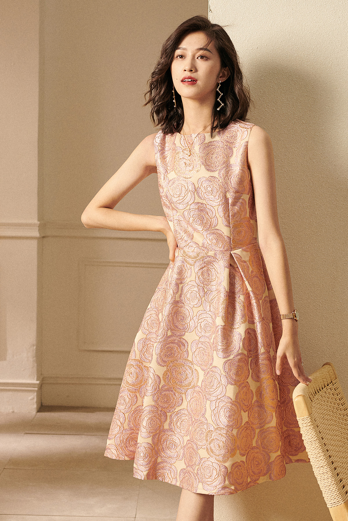 Damska żakardowa kwiecista sukienka - obrazek 5